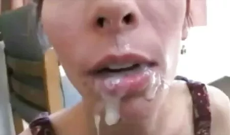 Çarpıcı sarışın onu kapmak yaladı ve becerdin erotik sex sahneleri alır