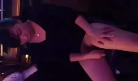 Camryn öpücük ıslak ve çakallarla dans erotik sahneler sıkı kedi yok koltukta alır